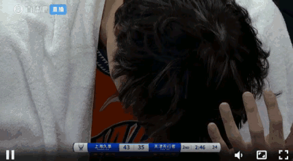 王哲林:球可以打得不好，但是发型不能乱！
在天津队与上海队比赛中，王哲林在上半场