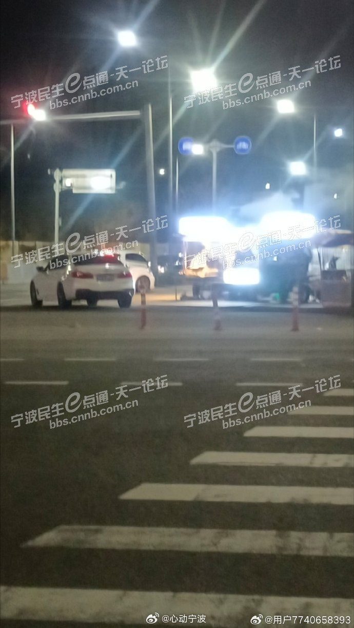 宁波慈溪一路口烧烤摊扰民相关部门已介入劝离 近日，有网友通过宁波民生e点通平台反