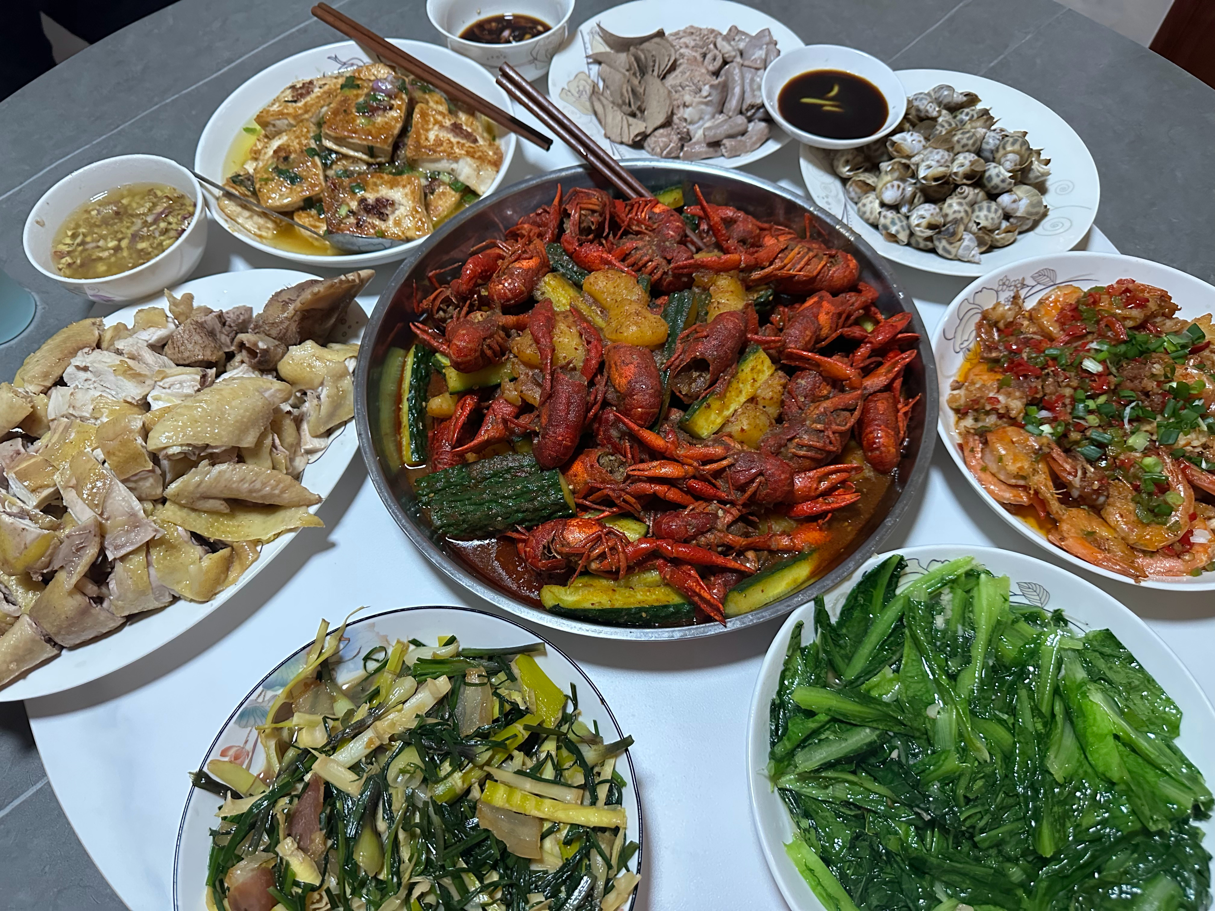 忙里偷闲今天自己做了一顿饭，看着胃口还可以，兄弟们先吃。[坏笑] ​​​