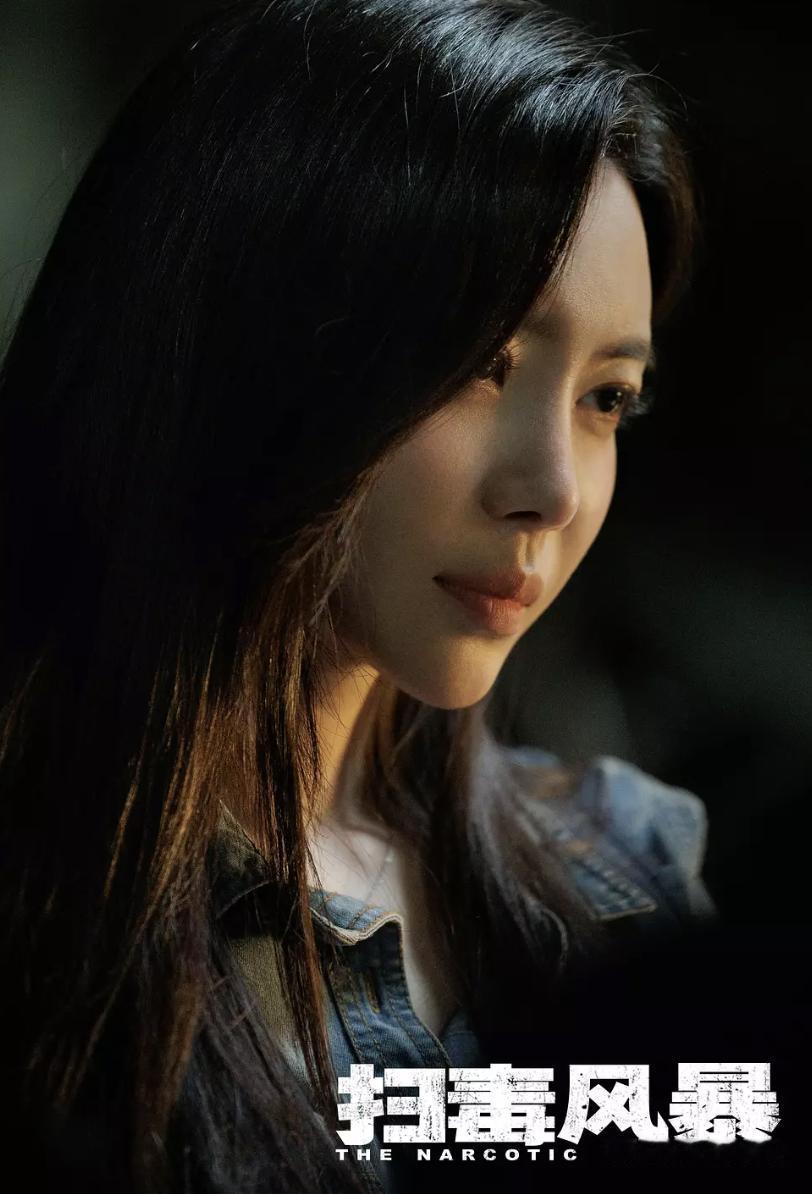 《扫毒风暴》中有一个角色，绝对是资本强塞进去的。

她就是于文文饰演的歌手。
