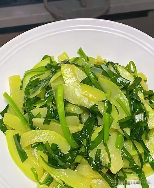 笋瓜炒本韭菜，南通人盛夏常见的一道炒素菜。对于老一辈人，笋瓜是“吃怕”的一种蔬菜