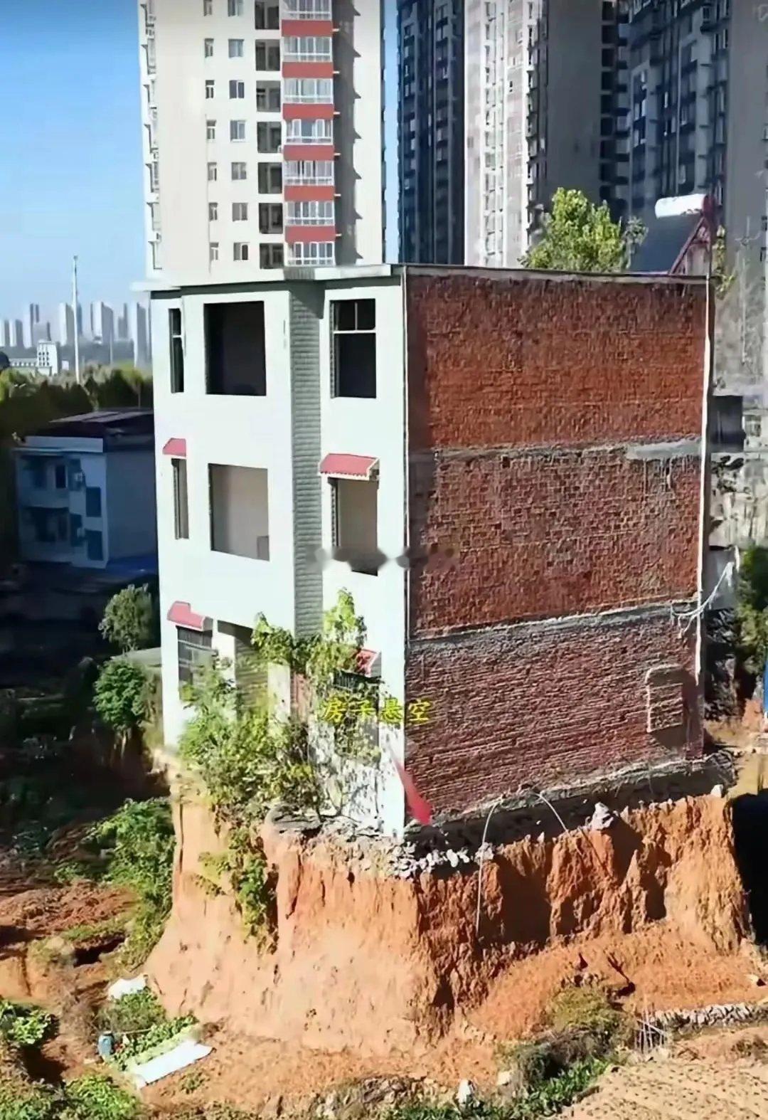 地基都开裂了，房主人怎么还不搬走、放弃这个房子呢？ ​​​