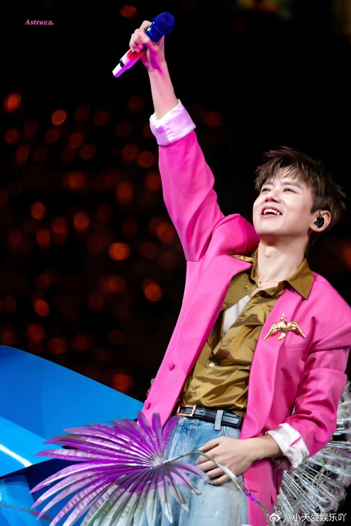 张杰张杰热血开场张杰连开七场状态舞台设计把中式意境拉满，光影流转间尽显大气，张杰