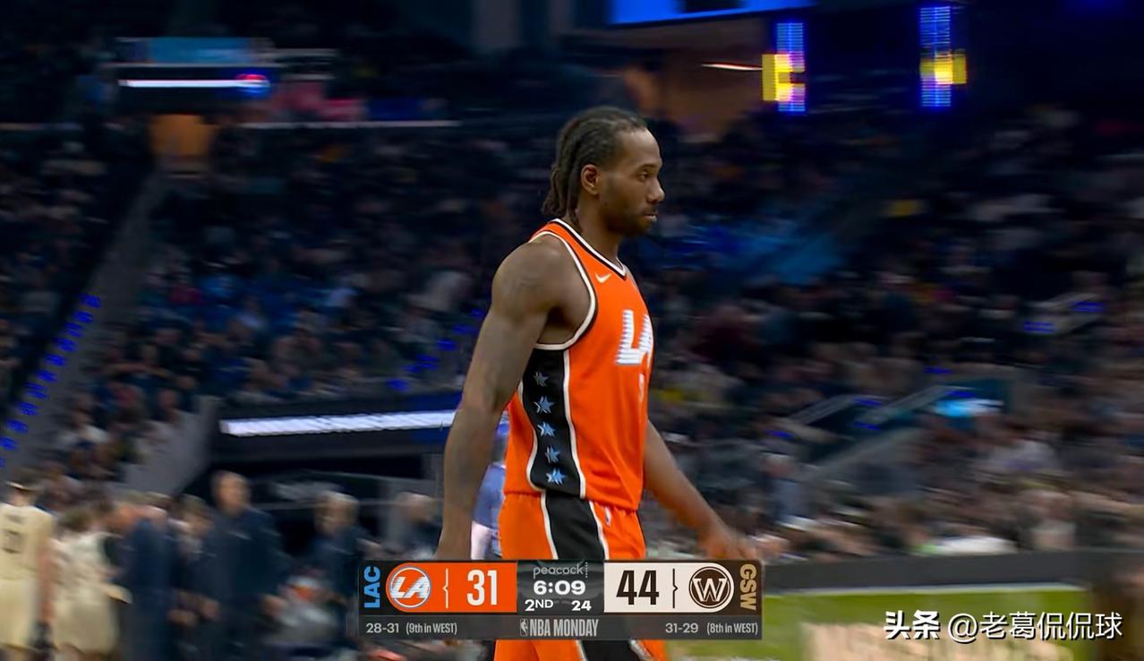 快船巨星伦纳德真是被彻底的锁死了！在今天快船客场挑战勇士的比赛中，目前双方的上半