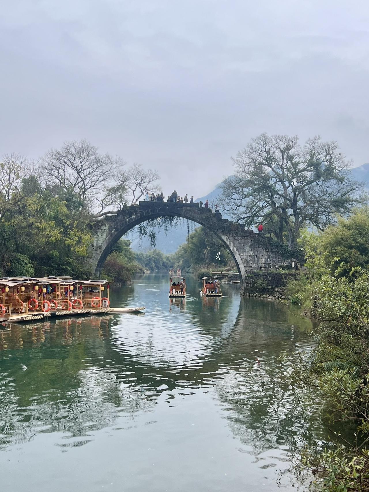 阳朔富里桥｜免费秘境太出片啦✨
来阳朔富里桥啦！明代古桥真的绝，桥拱映在水里像一