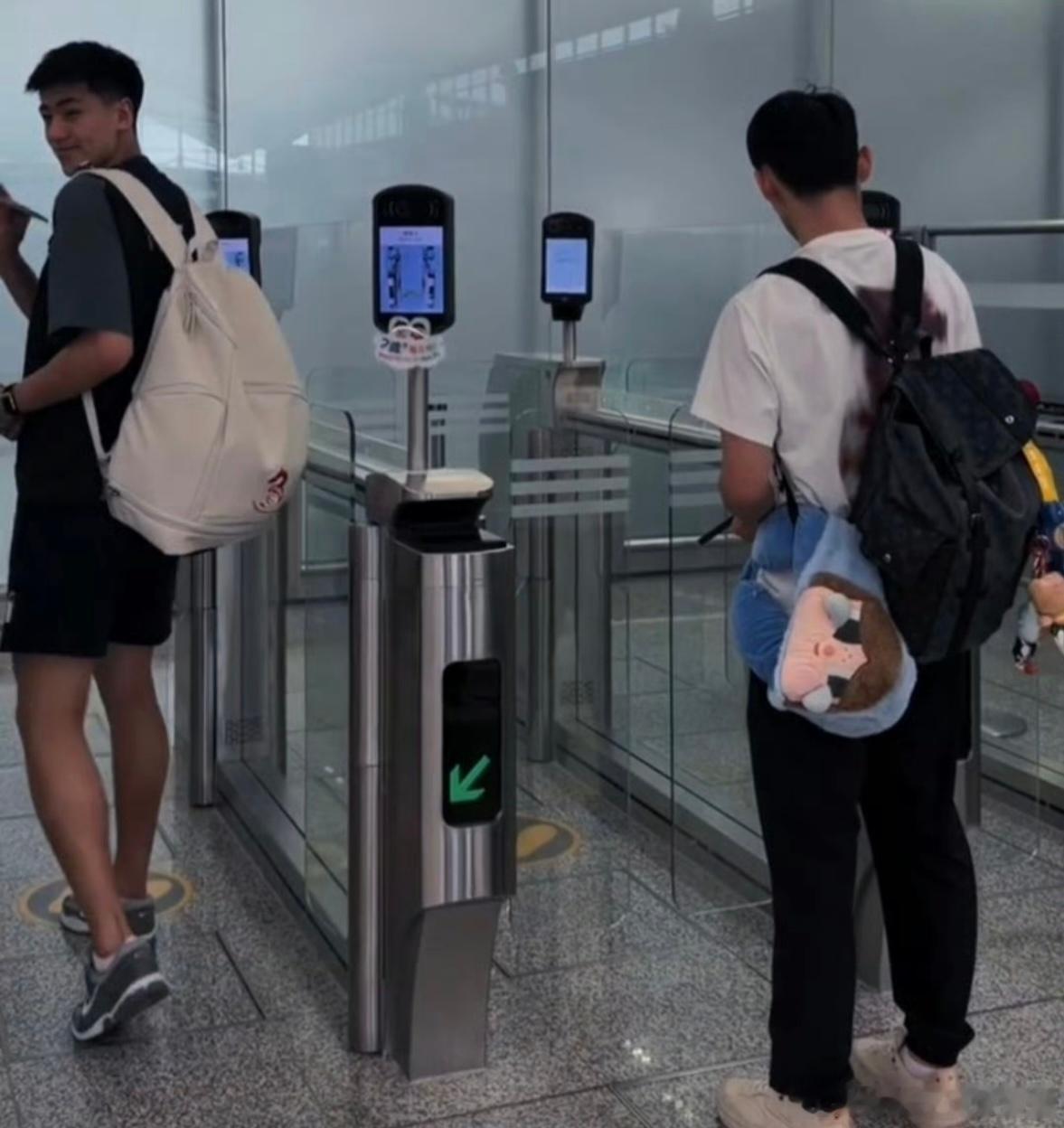 广东宏远后卫徐杰今日正式开启休赛期海外特训之旅，此番他和福建男篮球员刘金雨结伴，