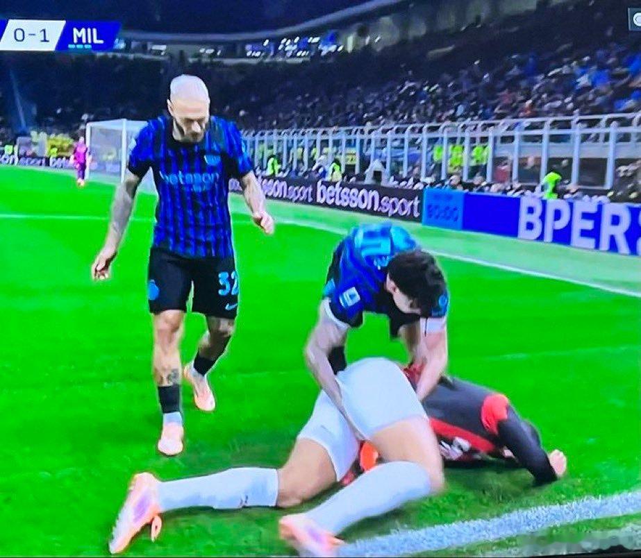 巴斯托尼医生给米兰球员检查痔疮？