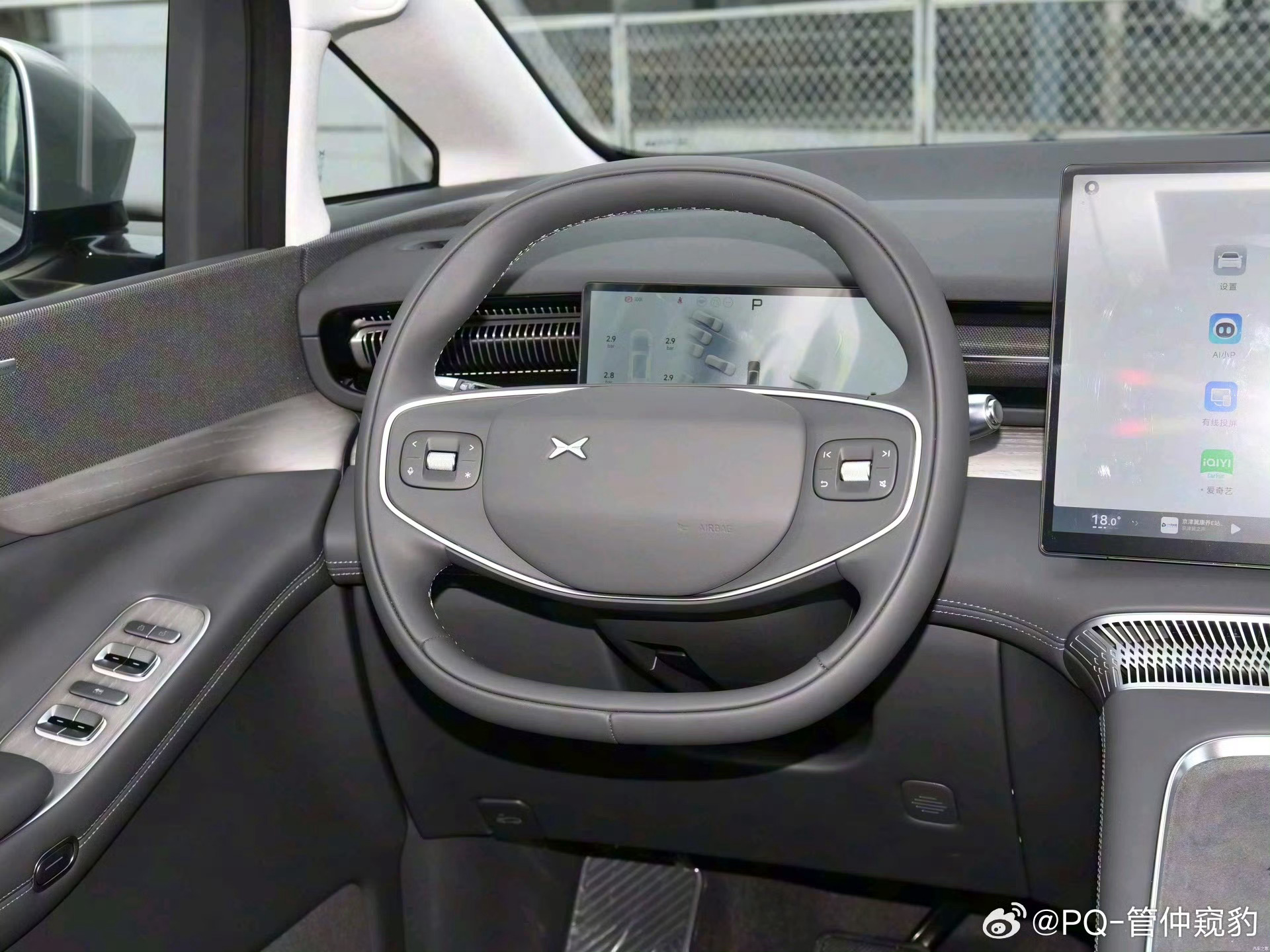 老X9的方向盘logo居左，新X9的居中单从logo的位置上看我投老X9一票[吃