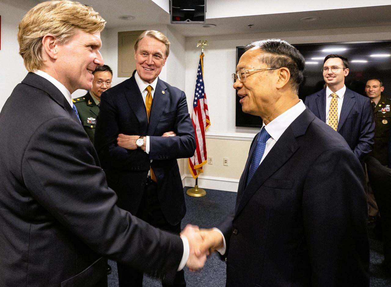 五角大楼这场笑脸相迎藏着大玄机！美国战争部副部长一边说荣幸接待马朝旭，一边转身放