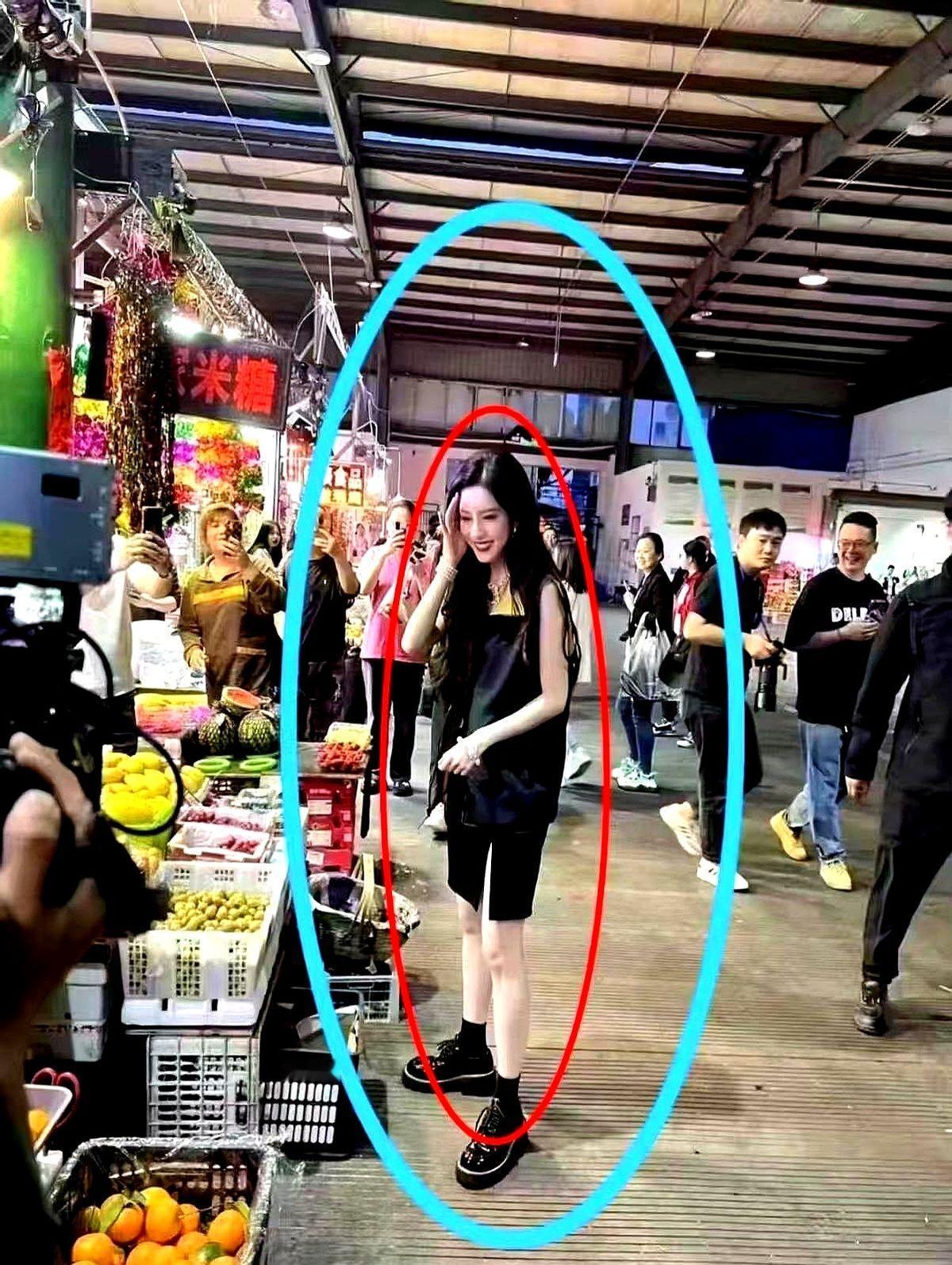 脸小得像开了瘦脸特效，这个效果让人既惊讶又思考。孟子义出门的路透照被网友点赞“像