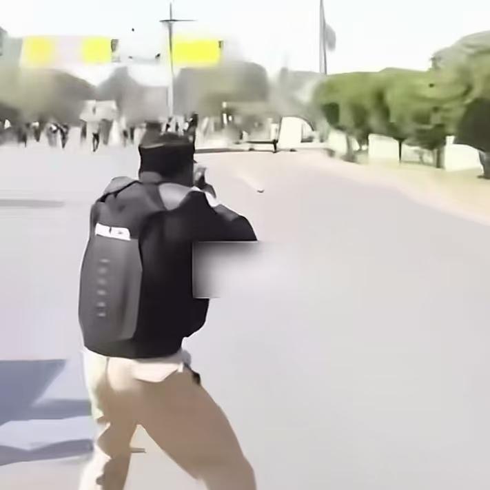 这美国也太霸道了吧？巴基斯坦民众在美国大使馆外举行抗议。
住在美国大使馆内冲出了