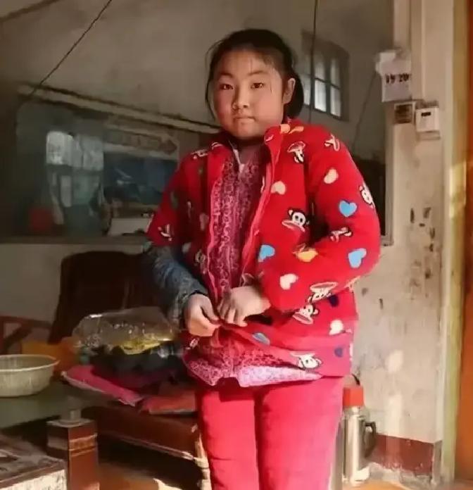 6岁丧父9岁被妈妈抛弃，四川女孩寄养叔叔家12年，高考完第二天就背着编织袋去工地