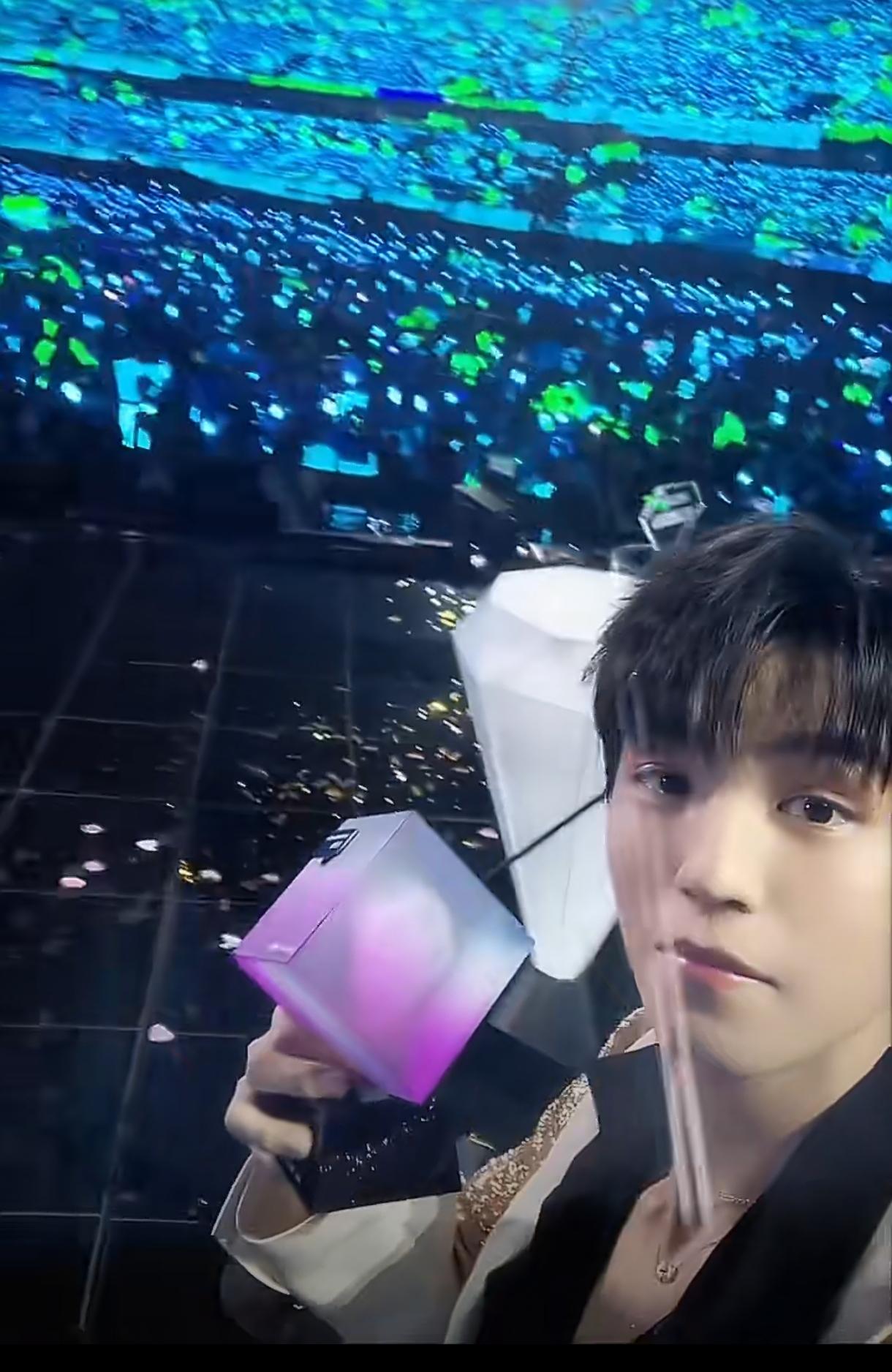 昨晚QQ音乐巅峰盛典上演可爱小插曲，拿下年度歌手荣誉的王俊凯，现场不小心拿错了奖