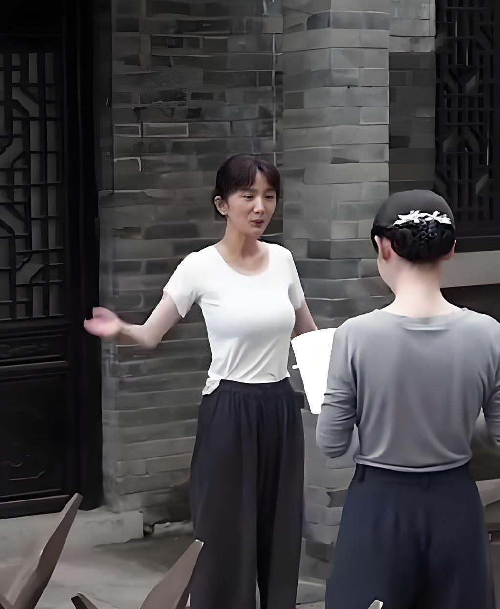 杨幂这身材也太夸张了吧，瘦得像竹竿，可上围还挺丰满的，怎么看都不科学……有点下垂