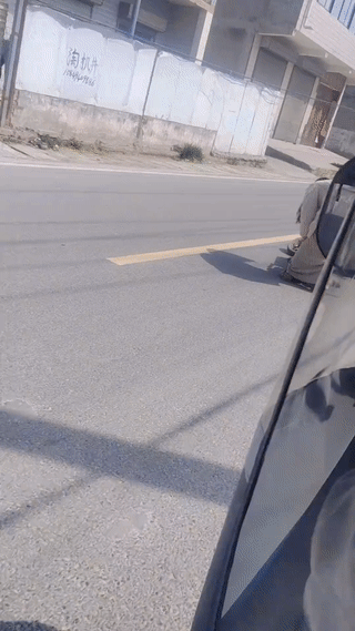 女人骑电动车出门最好不要穿特别宽松的衣服骑车！
否则就会像这名女子一样不慎将自己