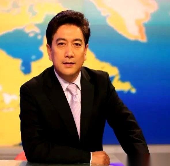 有点魔幻了，真的。
一个跑过战地，跟普京谈笑风生的记者，退休前居然被一群所谓的“