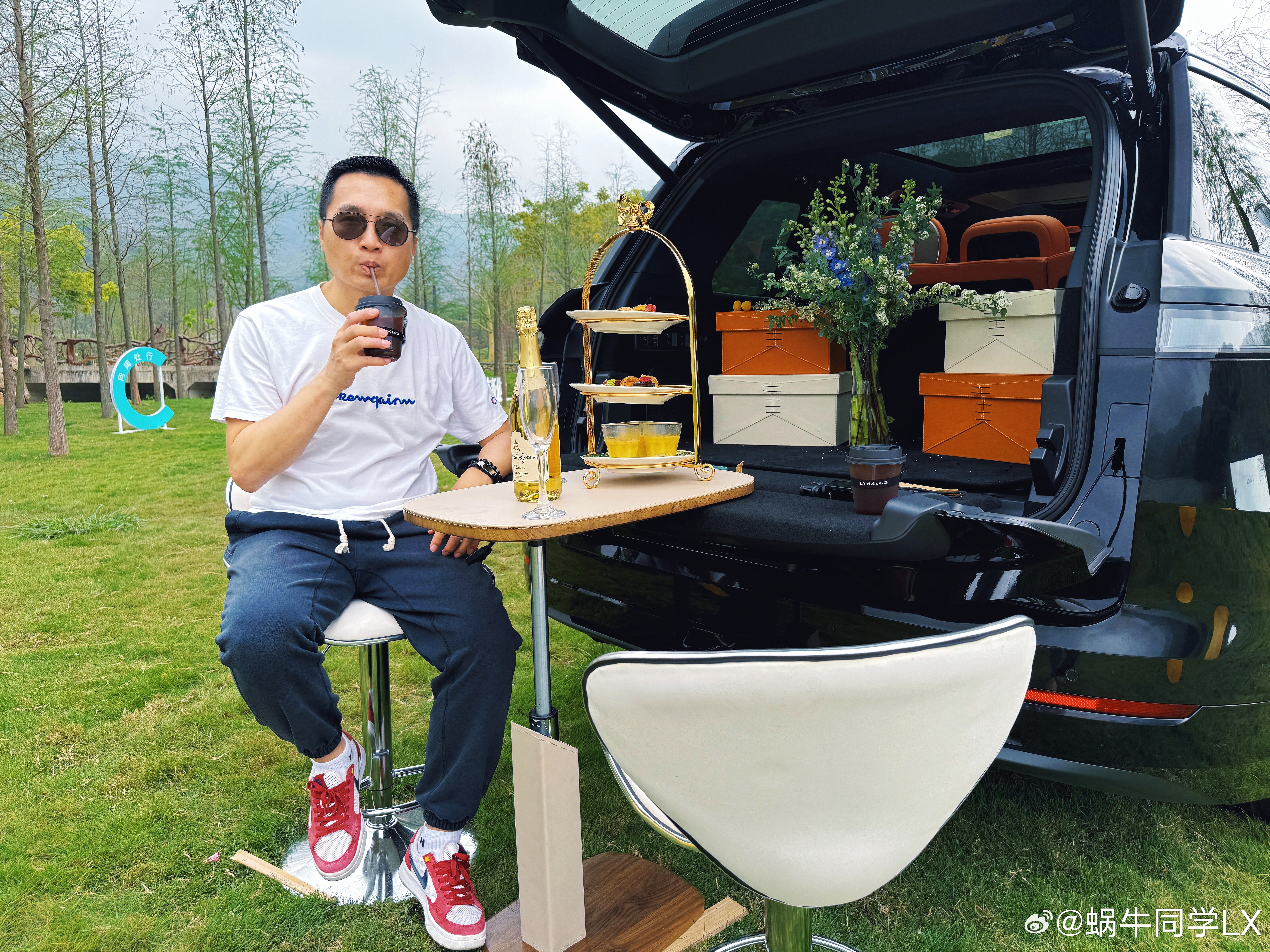 大家早上好！广东已入夏，来杯冰美式消暑，身后这台天地门的车，真是露营好搭子！我的