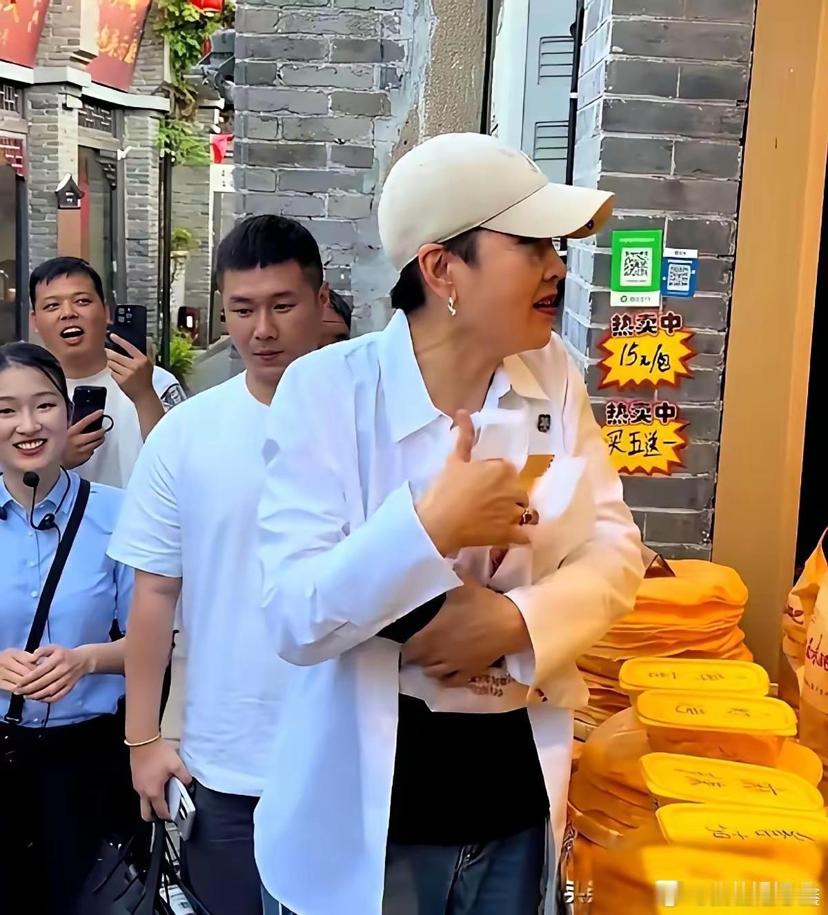 张凯丽不会是这样的人吧？刷到一个片段，张凯丽在河下古镇一个特产店里，顺手拿起一袋