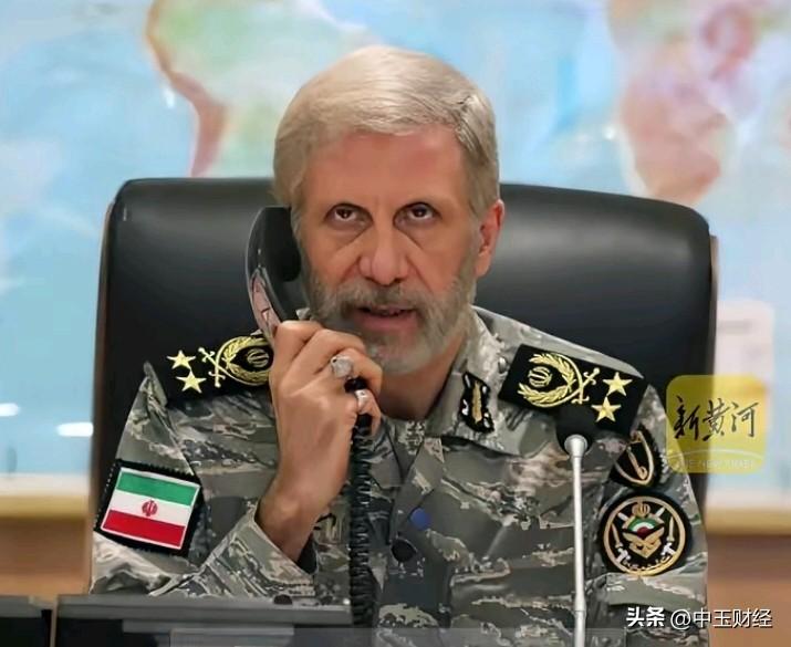 战争氛围中，看这位伊朗高级军官，接电话的表情，那一定是美以袭击德黑兰了。

战争