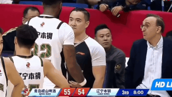 裁判抢戏了！辽篮面对一连串吹罚，乌戈哑口无言，下半场接二连三球权转移+犯规危机，