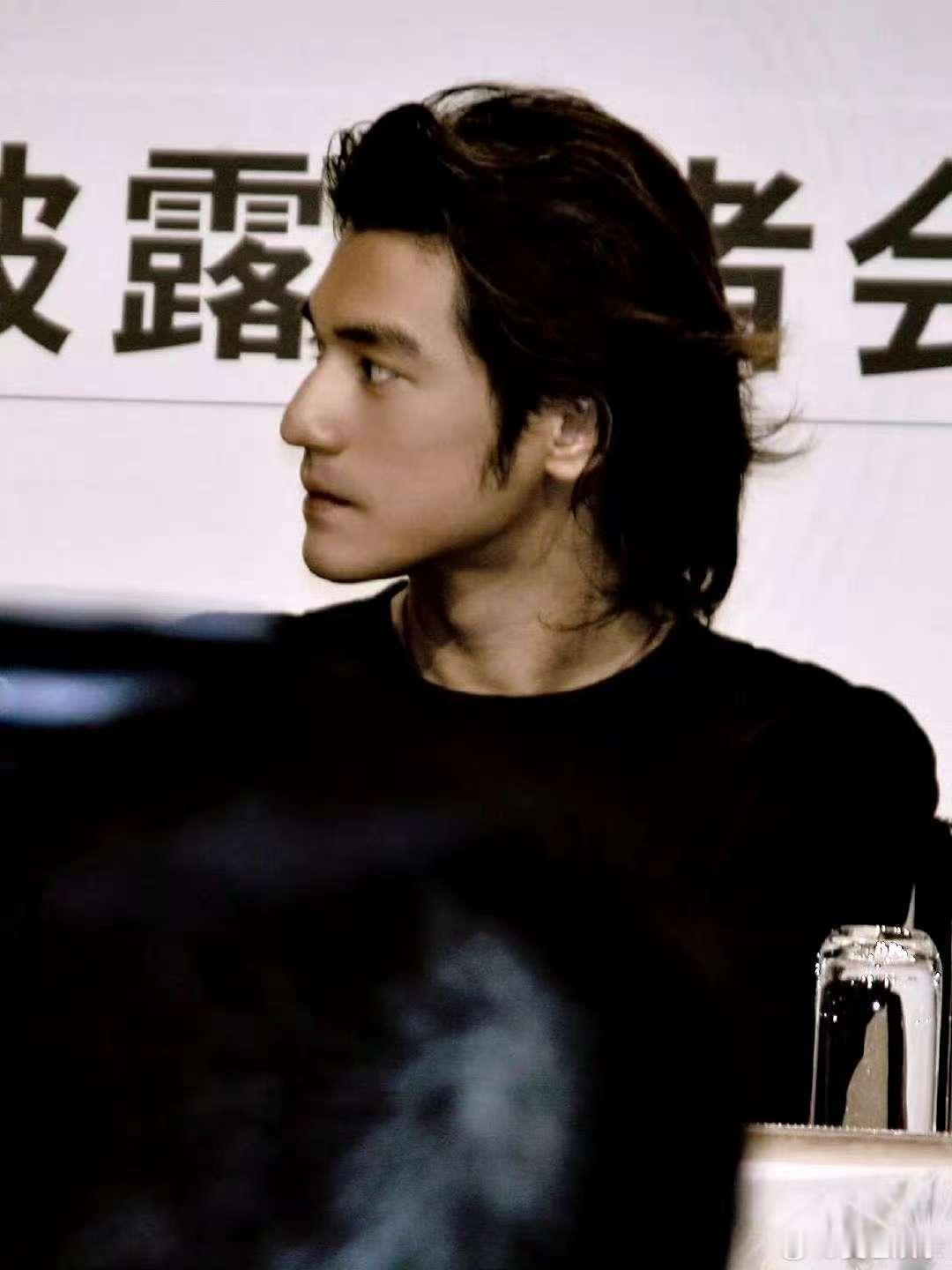 金城武初代男颜一救命！金城武重归大众视野，建模脸帅出新高度。《重庆森林》里碎碎念