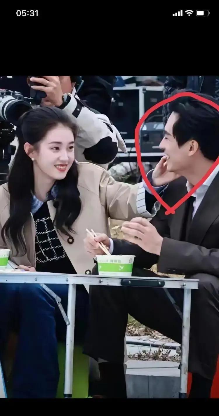 王皓祯给郭宇欣披外套那张路透一出来，我就断定《流星》稳了。
短剧拍到第五天，导演