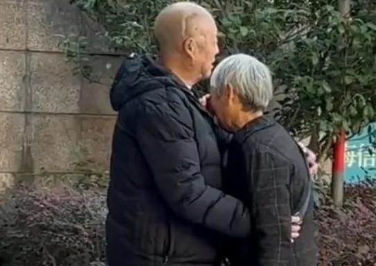 大舅和我妈断交10年，昨天大舅突然带了2瓶茅台上门借钱，临走我给了他5000元，