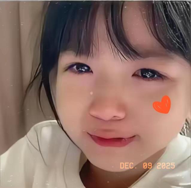 在郑州，有位班主任在办公室批评一个女孩，当知道她妈妈是扫大街的清洁工后，语气里就