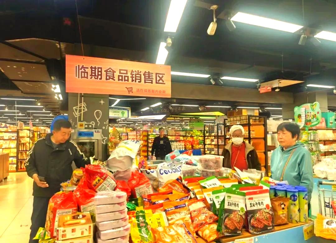 为什么临期食品店越开越多？不是商家做慈善，是你没算清那笔账。

临期食品店的商业