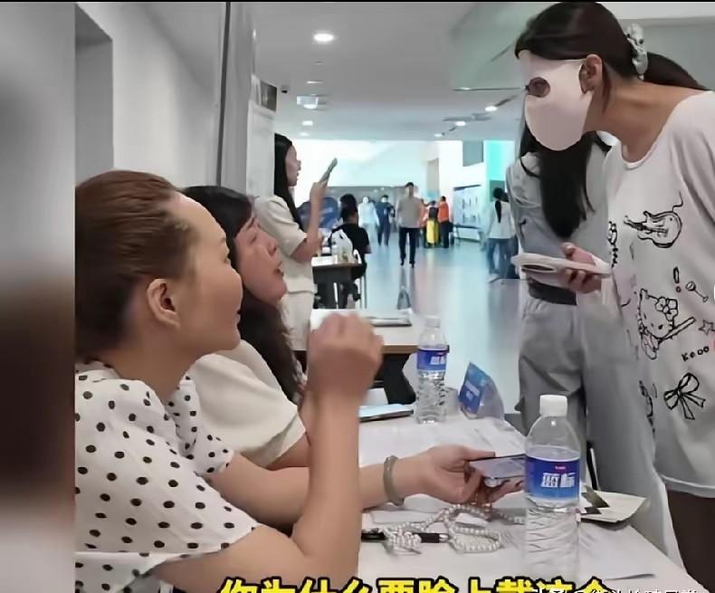 面试被拒，

不是因为短裤，

而是因为没明白什么叫职业感。

那天她穿了T恤、