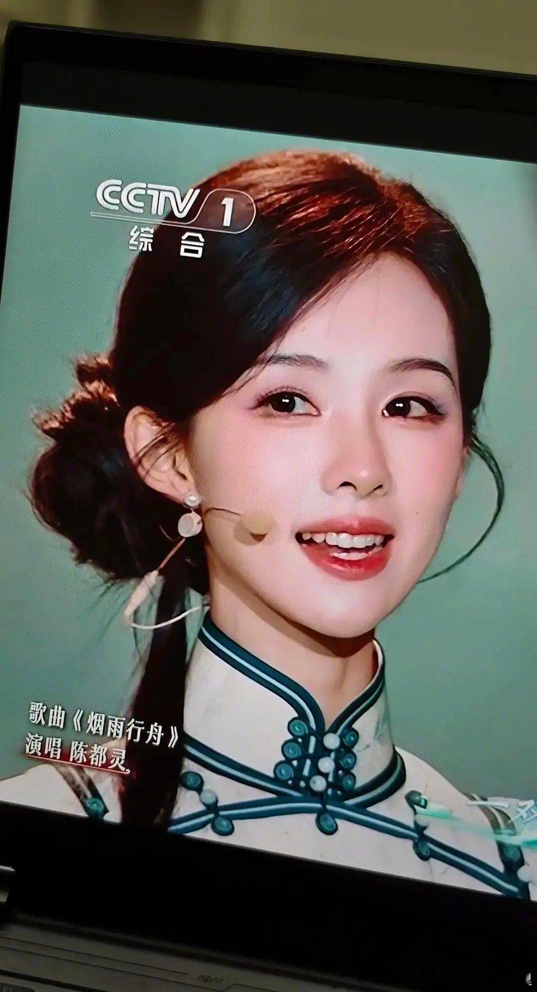 陈都灵今晚非遗晚会大屏怼脸状态如何？她还挺适合旗袍的 