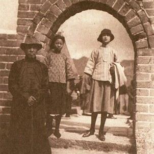1925年，林徽因和准公公梁启超、小姑子梁思庄，在长城游玩时，一张温馨的合影，从