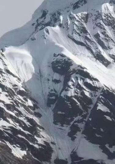 梅里雪山惊现佛得角门将这真不是AI吗？我感觉用AI造图都没这么离谱的想法