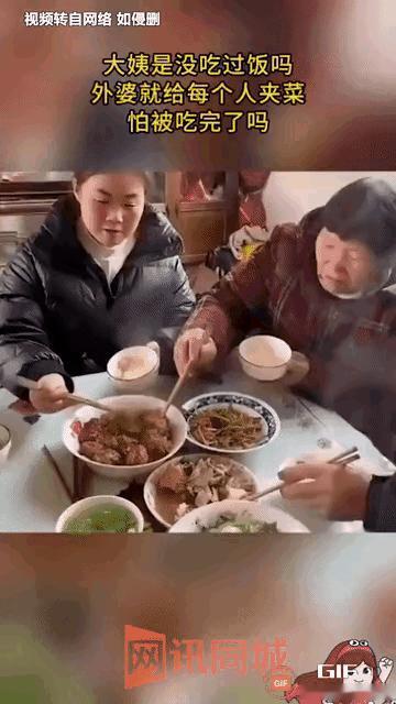 我觉得婆婆做的没毛病，反倒是儿媳妇眼皮浅，矫情。
一家人在一起吃饭，婆婆先给对面