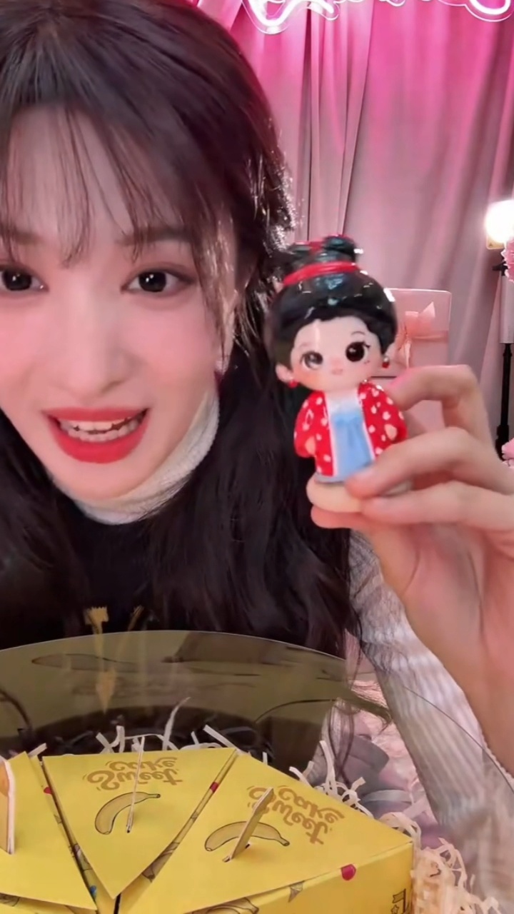 王楚然拆角色盲盒王楚然生日直播封神！双马尾造型可爱到犯规，美到我失语！盲盒开箱梦