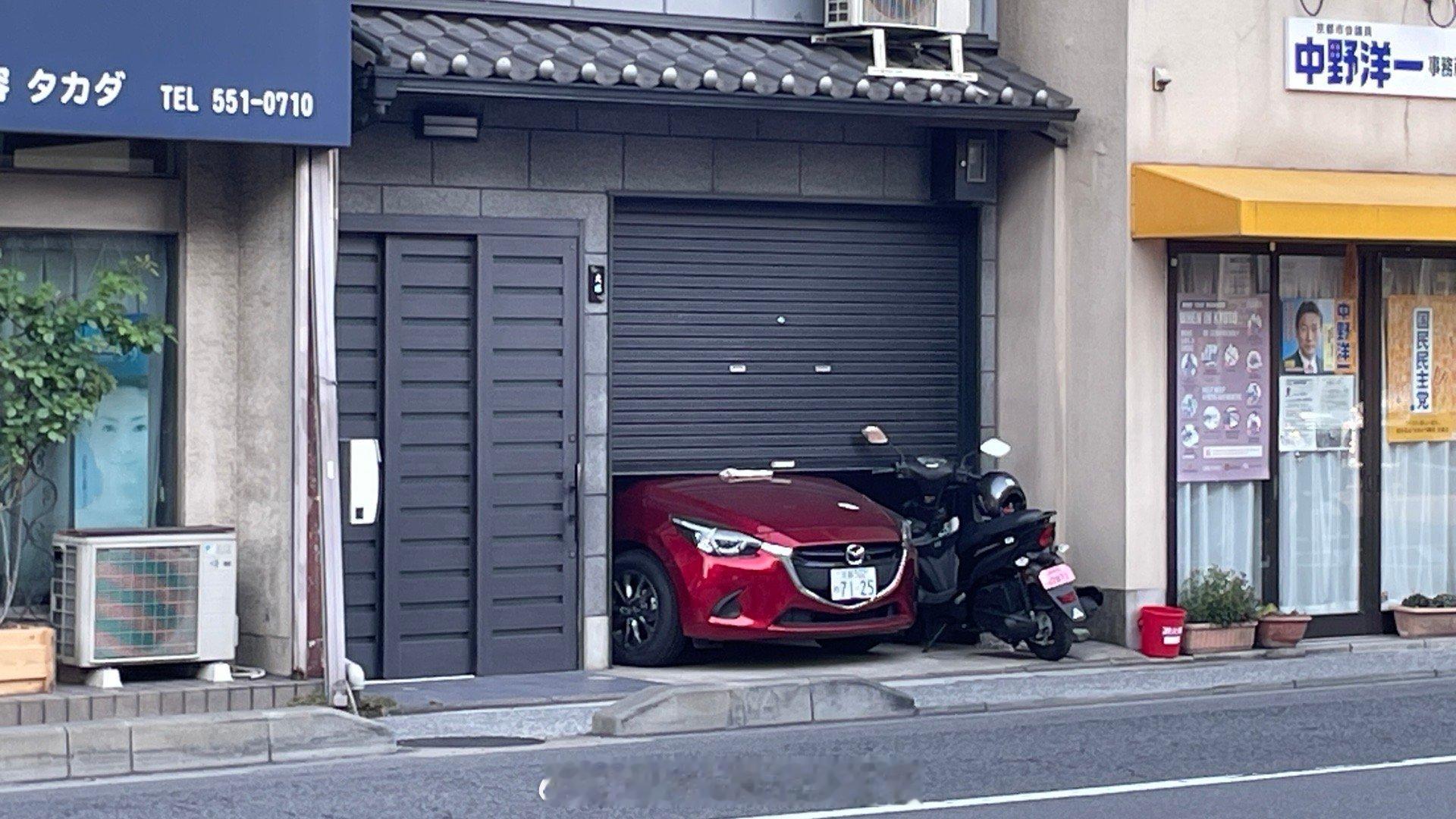 路边看到的，这是什么极限操作？！  ​​​