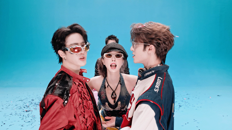 双轨限定f4打包去跨年 风格各异的四个人组合在一起是泰甜啦，组合蛮少见的！双轨限