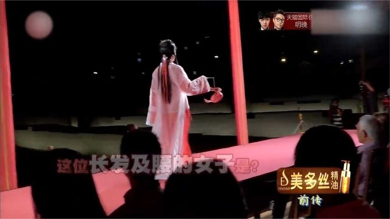 曾舜晞国外走T台，搞笑反串女装，逗得台下众人笑得合不拢嘴！