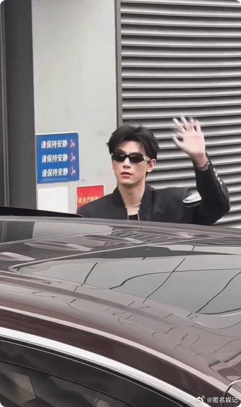 邓凯上车了还在比心坐进车里还在挥手比心，邓凯真的温柔又有诚意你好星期六