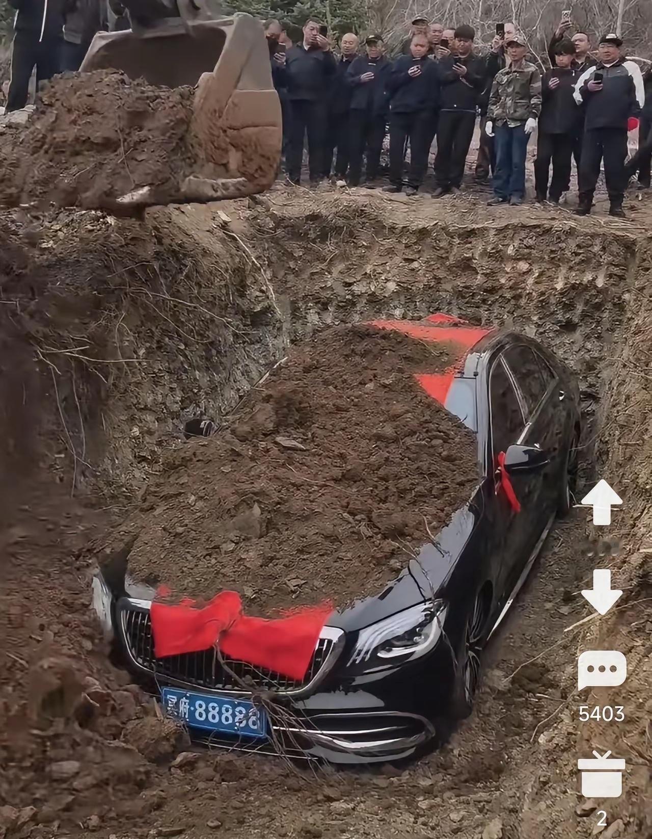 “活埋奔驰车”后续来了，当地政府确认填埋奔驰车情况属实，发布公告坚决杜绝这种破坏