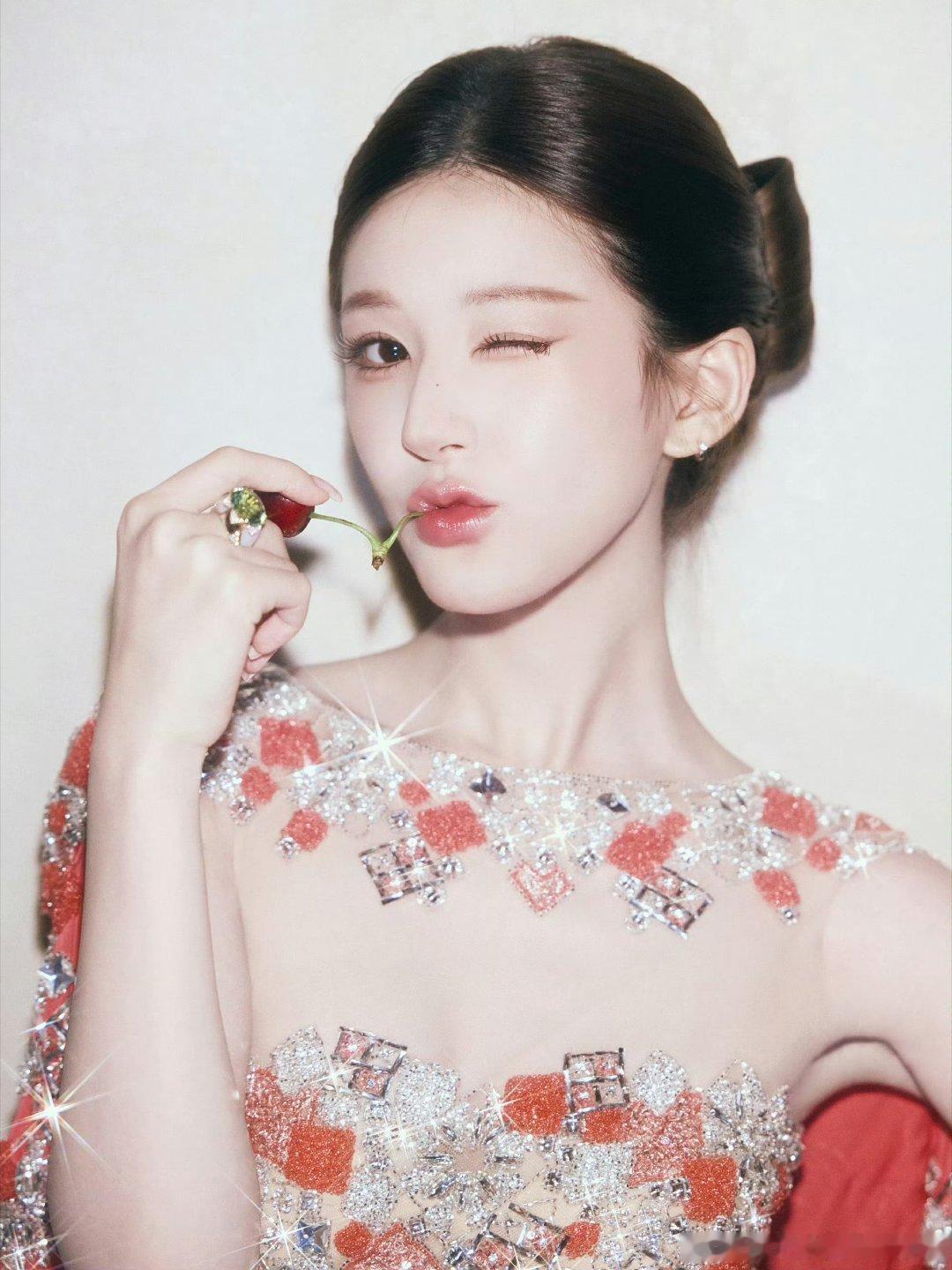 许我耀眼 现实版  赵露思今天妆容很正常啊，超美啊，前几天谁说她不能出席的