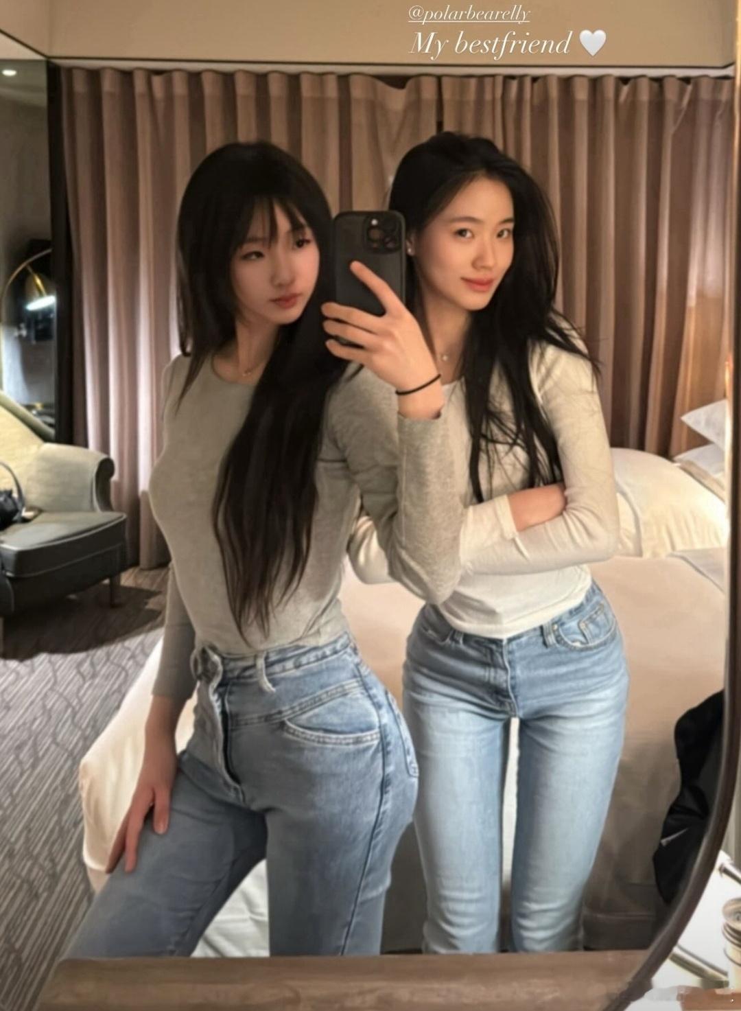 小S两个女儿穿姐妹装对镜自拍，两个人气质完全不同，但都好美～ ​​​