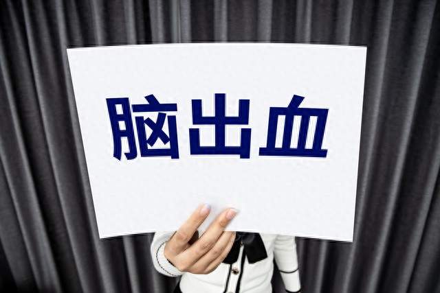 脑梗跟喝水有关？医生含泪苦劝：55岁后，喝水要多注意这7件事