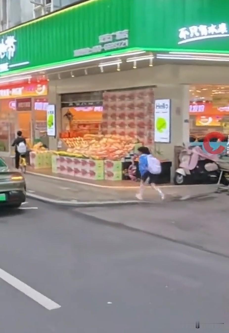 这一幕太暖心了，我太懂得这种感受了，因为我也这样被公交师傅照顾过。
一个小学生在