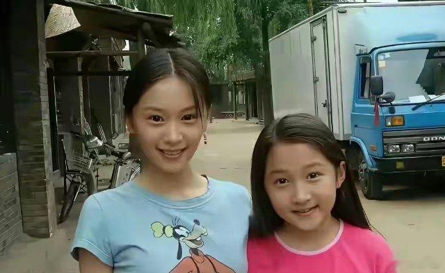 原来王子文和关晓彤小时候就认识了呀，都是从小美到大 