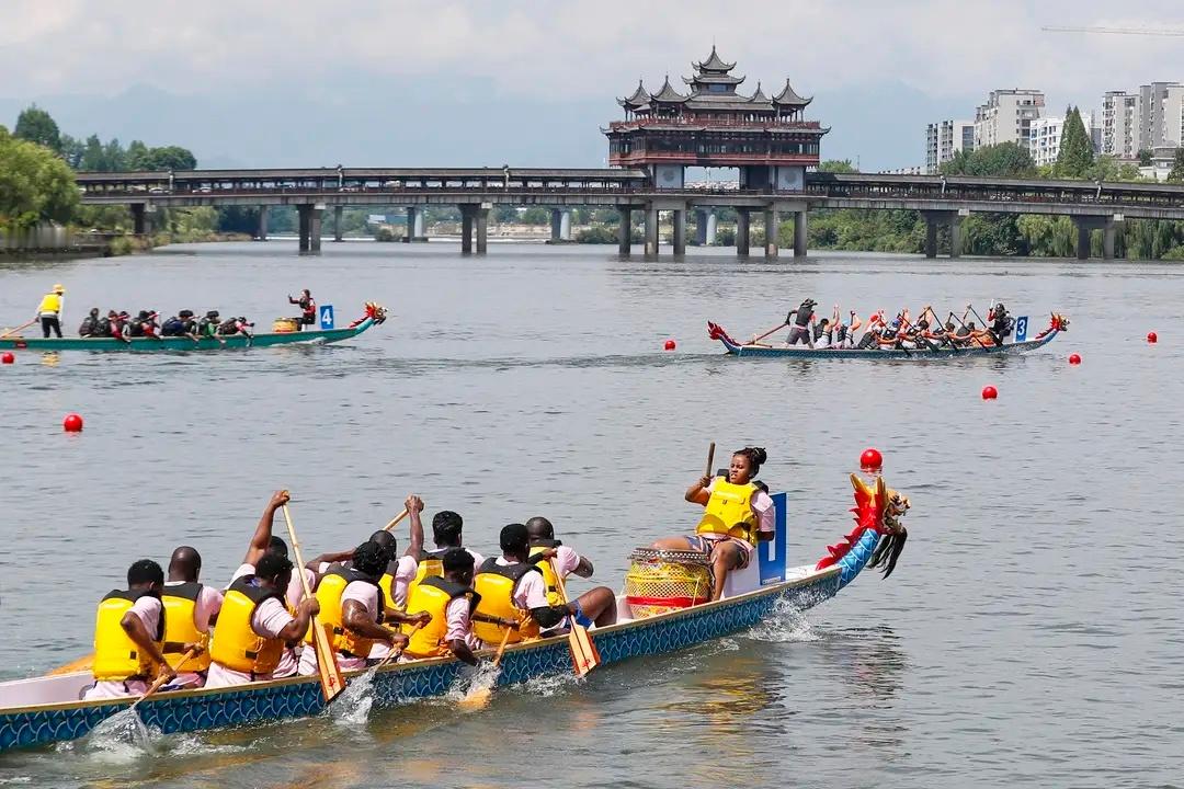 三米宽的河道开出了F1的心跳真的越看越上头，很难想象短短三米窄水道，能跑出堪比F