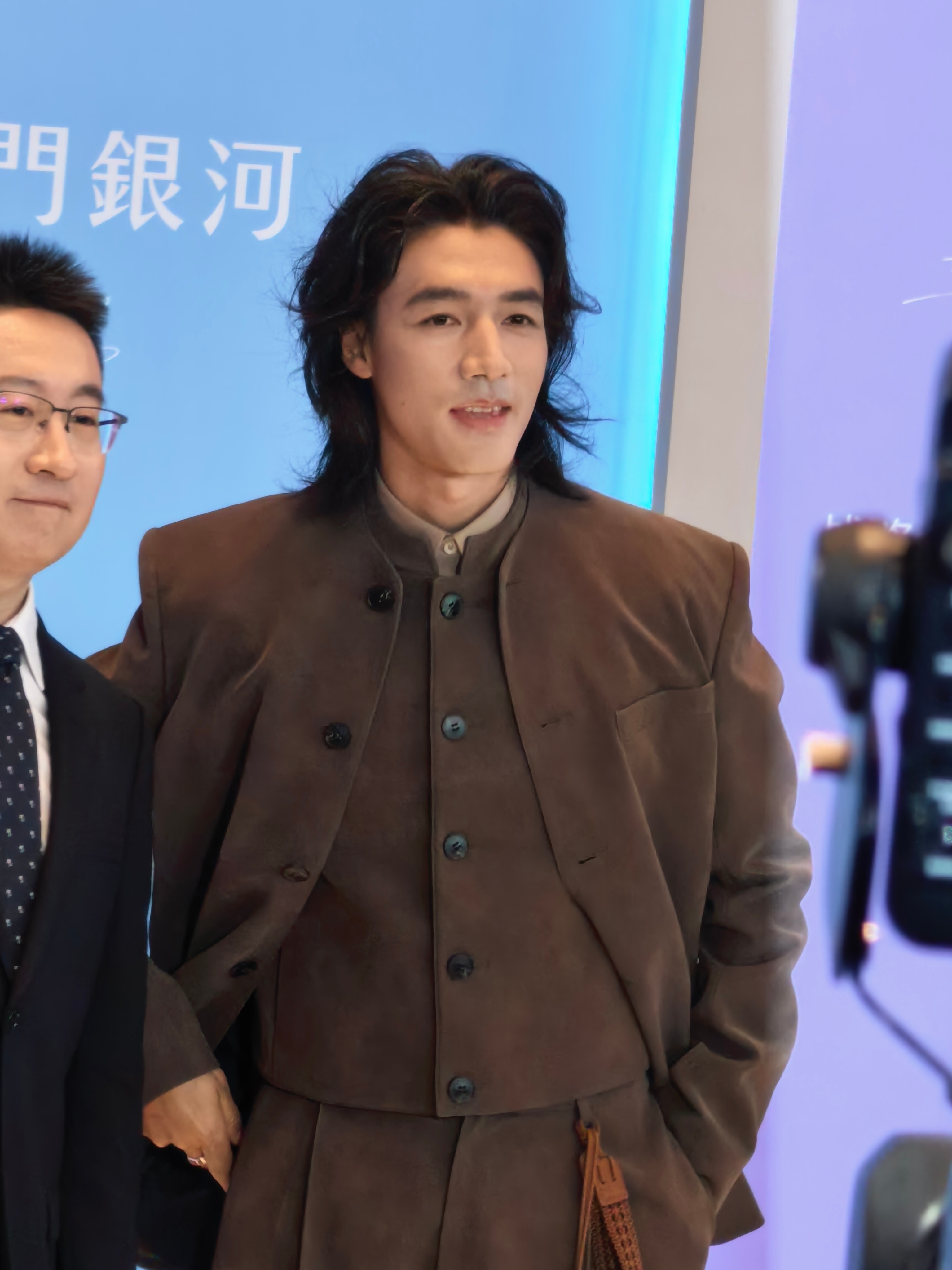 此沙尖叫之夜红毯此沙 此沙红毯生图直出，帅气、自在感狠狠拿捏了