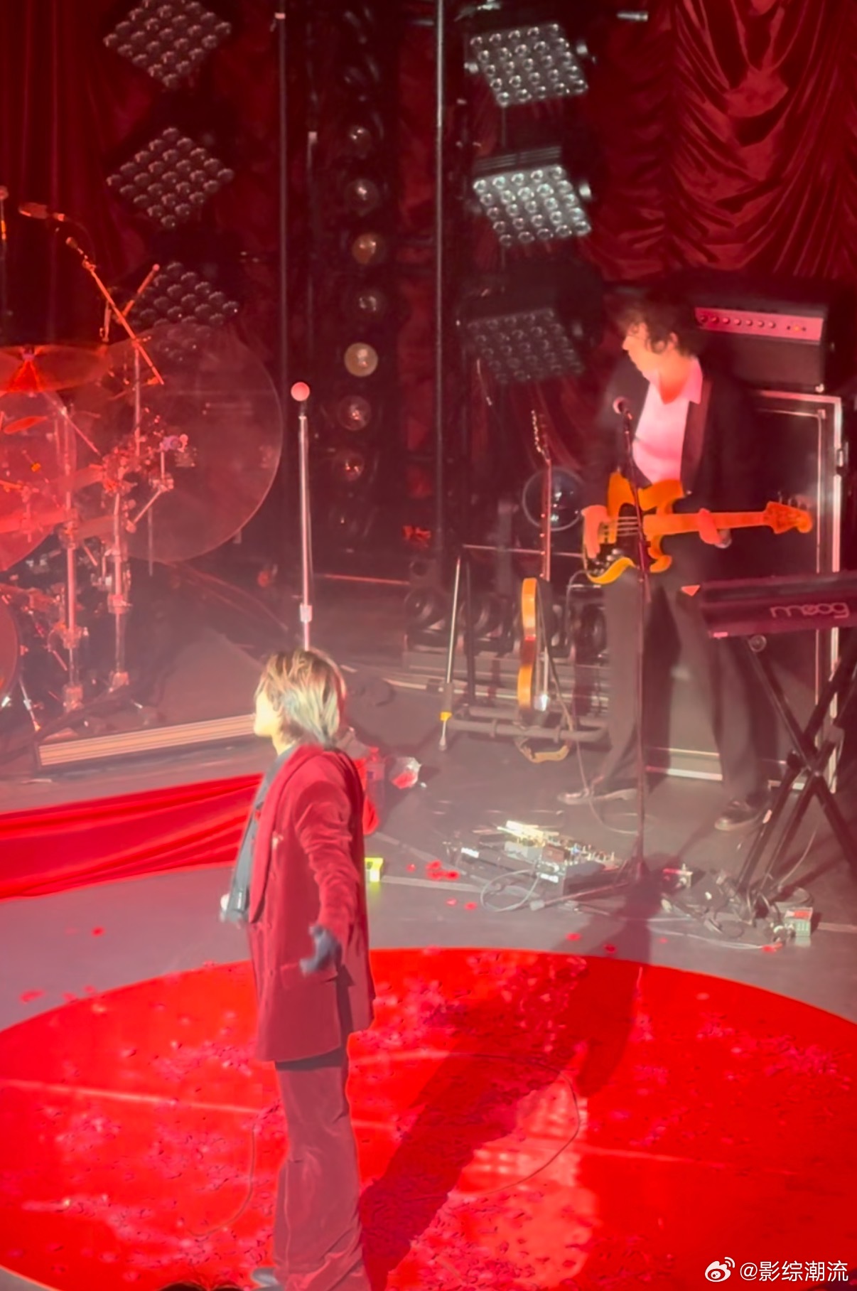 蔡徐坤2026kun全球巡回演唱会刷到巡演首场的饭拍片段，真的羡慕到不行，反复看