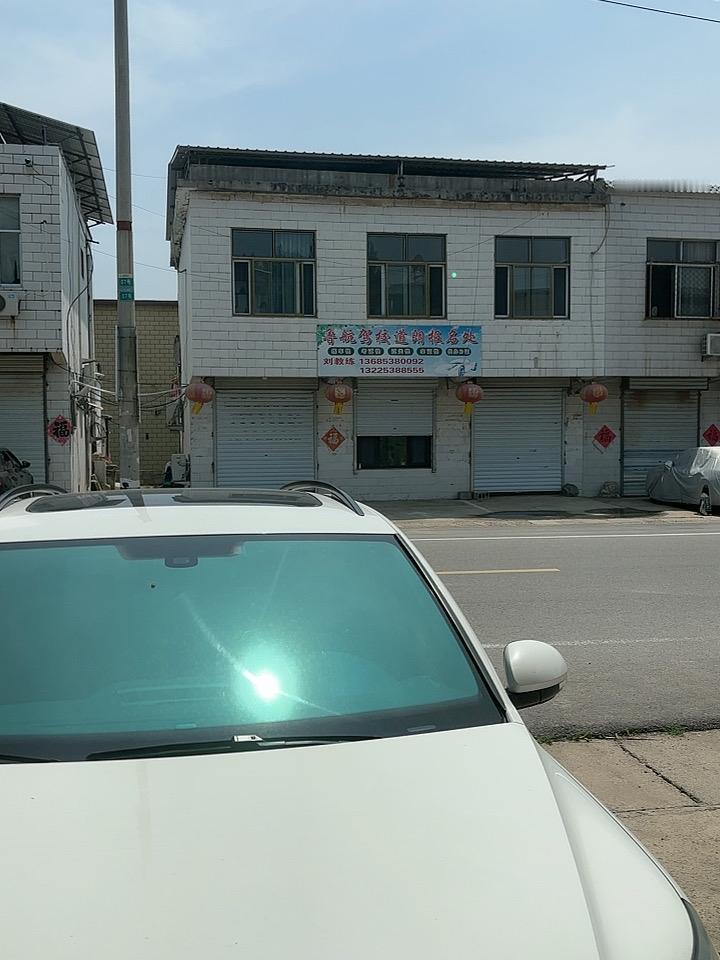 今天是农历五月十一，气温三十多度，热浪滚滚，哪里也不敢去！门都不敢出！