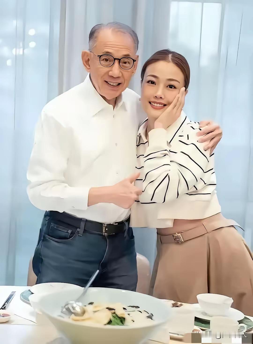 容祖儿和杨受成合影留念照片。我问了一下豆包，豆包回答我，他俩是老板和艺人，也是公